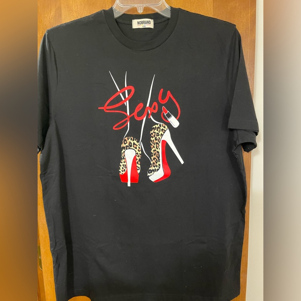 ❤️ SEXY Tshirt - Lipstick 💄 and Leopard Print Stilettos 👠- Size. XL - Black